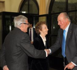 El vicepresidente de la Real Academia de Ciencias Exactas, Físicas y Naturales, Jesús Ávila, saluda a Su Majestad el Rey Don Juan Carlos